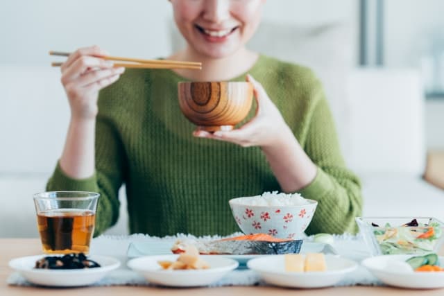 食事中の女性