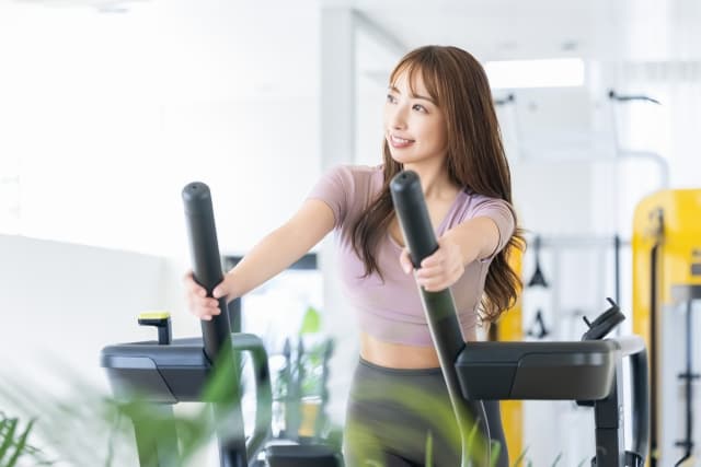 運動する女性