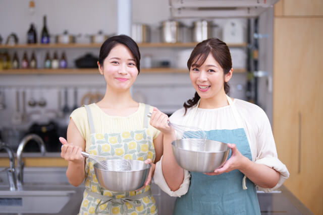 料理をする女性